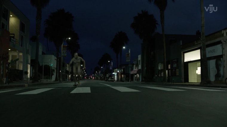 Голый детектив мчит на скейте по ночному городу 